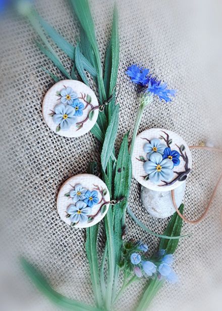Мастер-класс по лепке из полимерной глины: Кулон "Незабудки"